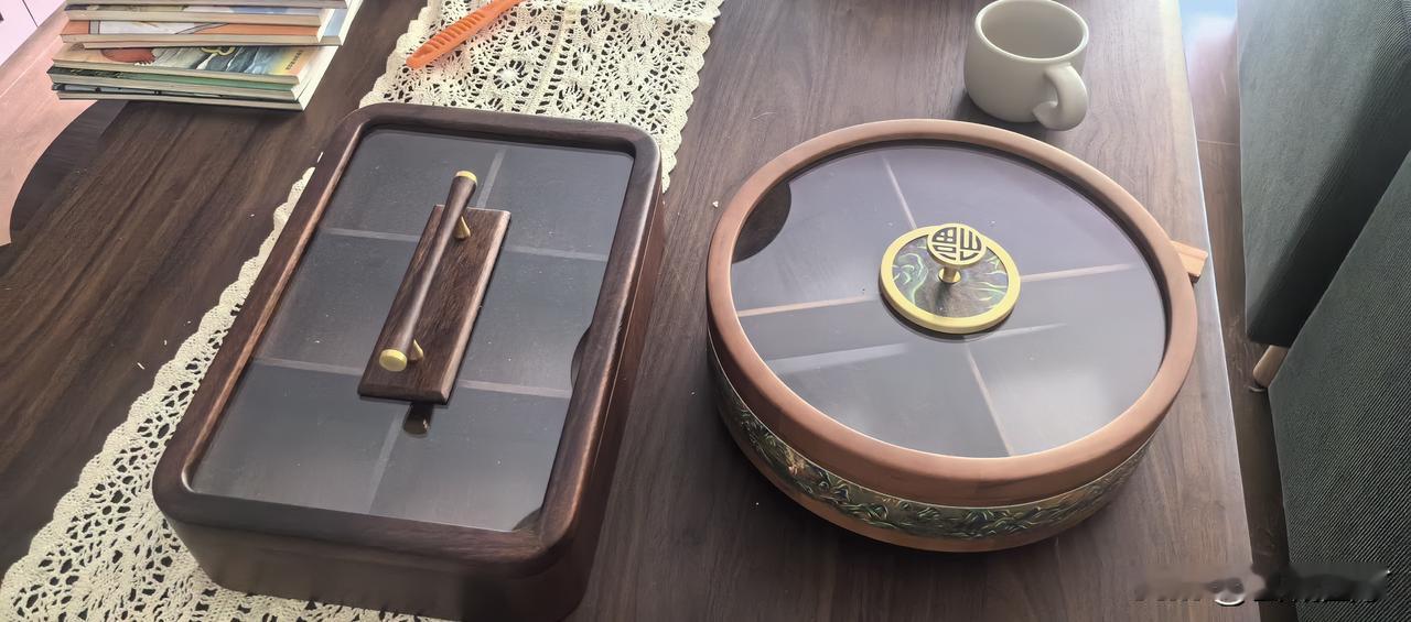 买了一方一圆两个坚果盒，质量都还可以，该留下哪一个呢？孩子他爹说：“都留下，