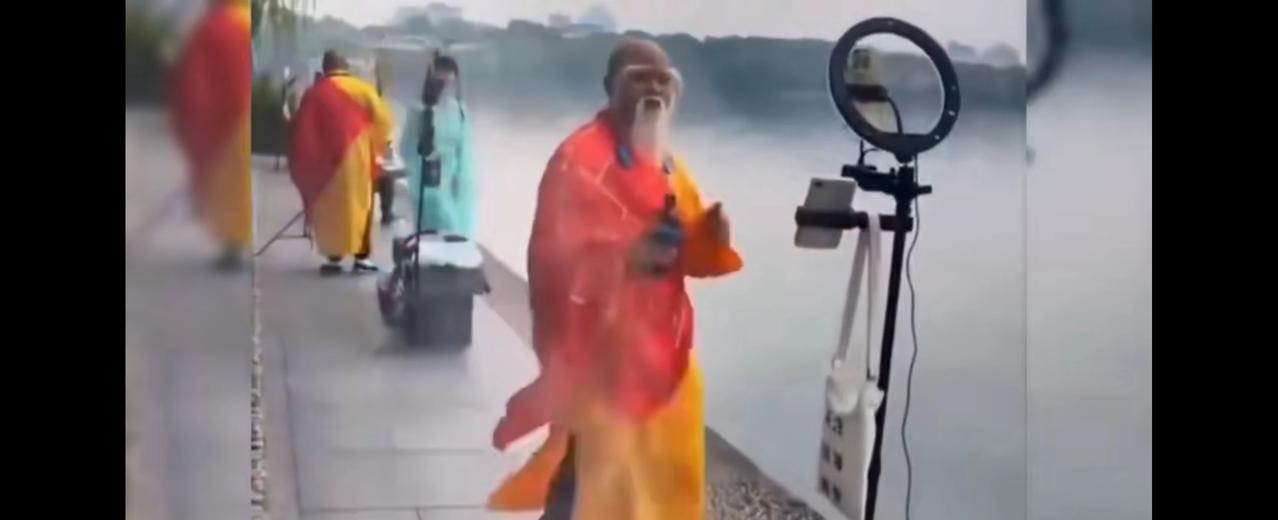西湖边上到处都是小青和法海。老人家扮法海情有可原。人家这么大年纪了，没办法要吃