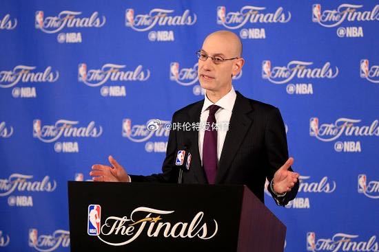 萧华谈NBA判罚争议造犯规与假摔区别萧华在采访中回应了假摔话题，他认为真正的假摔