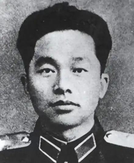 1955年，授衔仪式上，朱老总在队伍里一眼就瞅见个“娃娃”，肩膀上却挂着中将军衔