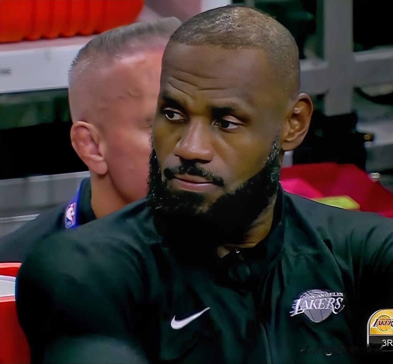 勒布朗·詹姆斯陷入尴尬境地。詹姆斯独自带队，湖人遭遇赛季首波连败。全队状态低迷，