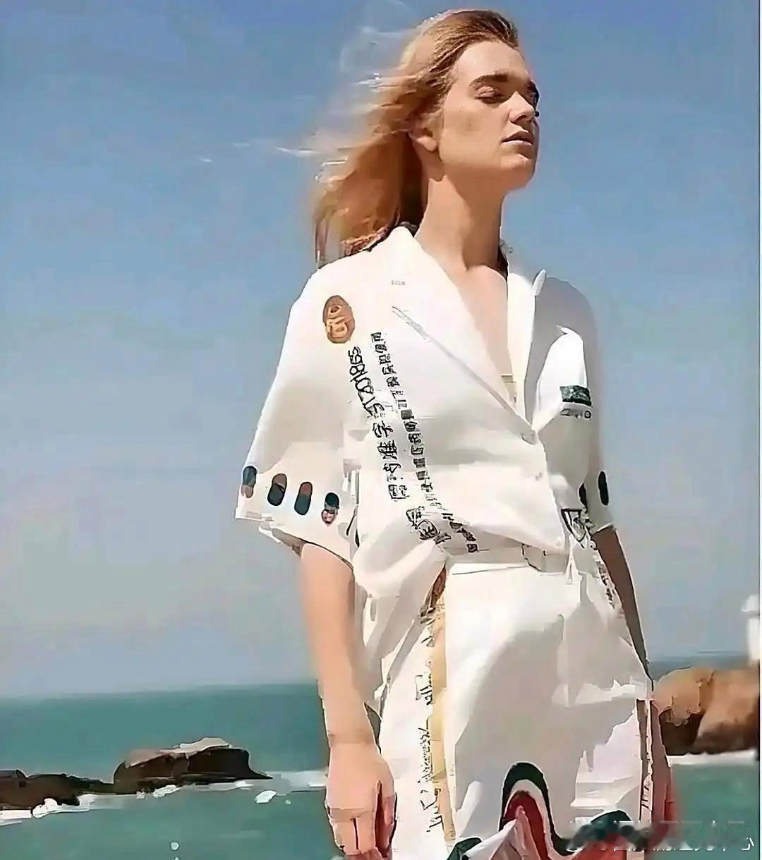 但凡她懂点中文都不会去穿这件衣服的，有点好尴尬。