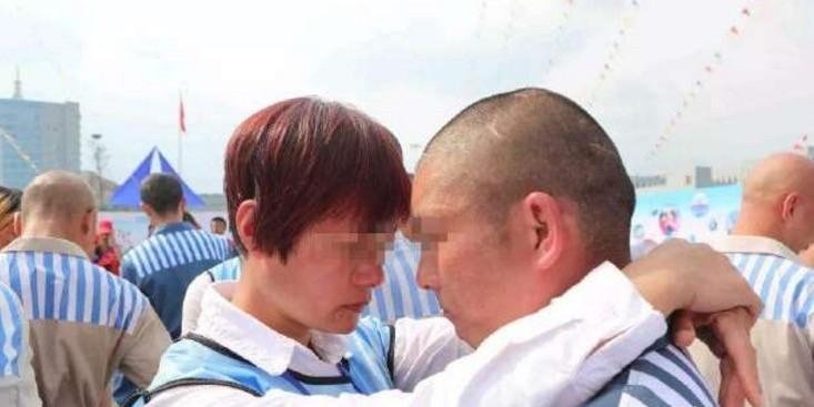 在监狱的时候，我下铺睡的那个犯人是因为走私被判了十一年，在他服刑第四年收到了妻子