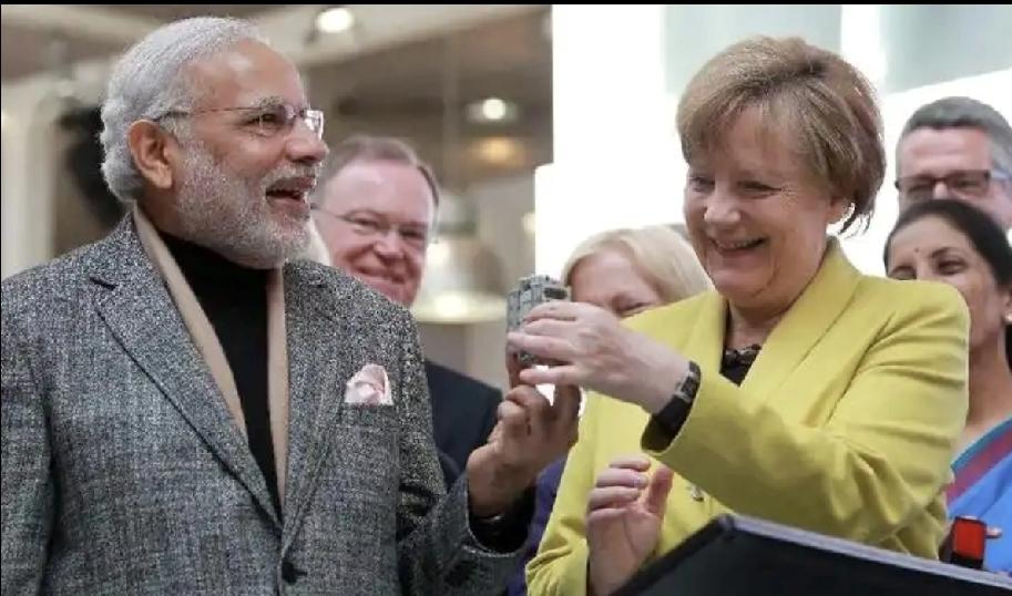 戴眼镜穿西服的莫迪，绅士派头足，他和默克尔谈笑风生好轻松。伸着兰花指的莫迪，双