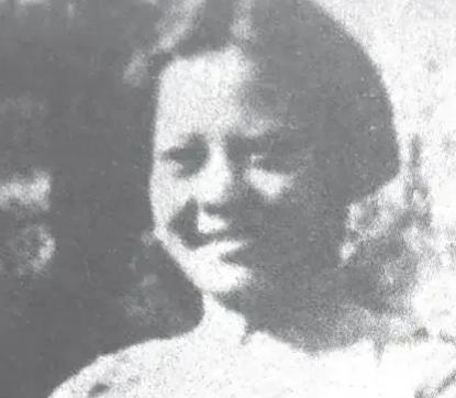 1941年，刘惠馨抱着刚出生不久的女儿走向刑场，路上，敌人从她手中抢过孩子，直接