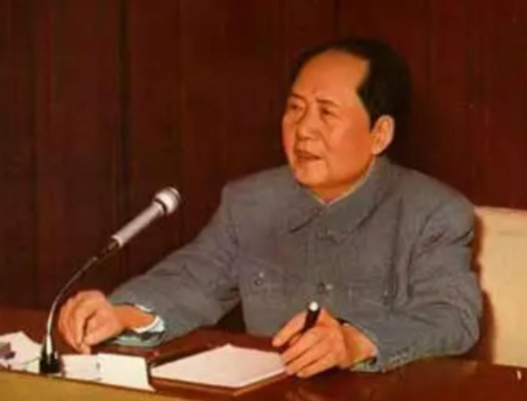 1952年，毛主席问了贺龙和邓小平一个问题：“中国有几个台湾？”贺龙下意识回答，