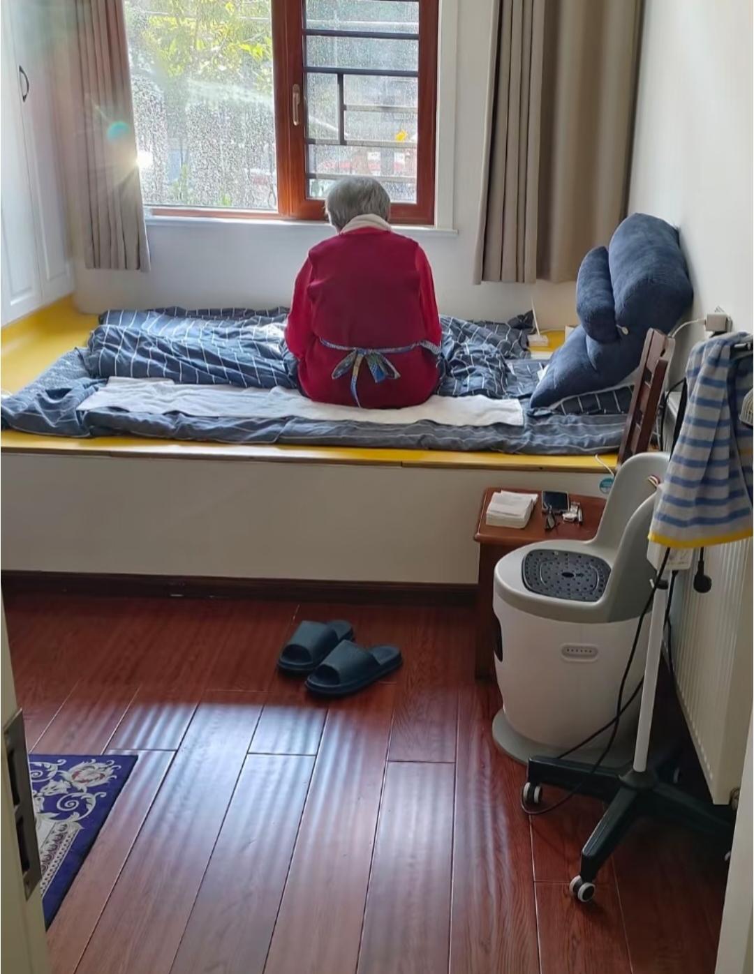 上周去养老院看望母亲，正赶上护工给她掏大便!看着母亲浑身的颤抖，护工的不耐烦，