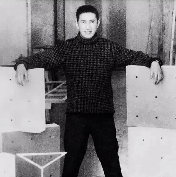 1979年，两次被捕入狱的木心出狱后，竟被聘为上海交通大学的教授，可他却毅然放弃
