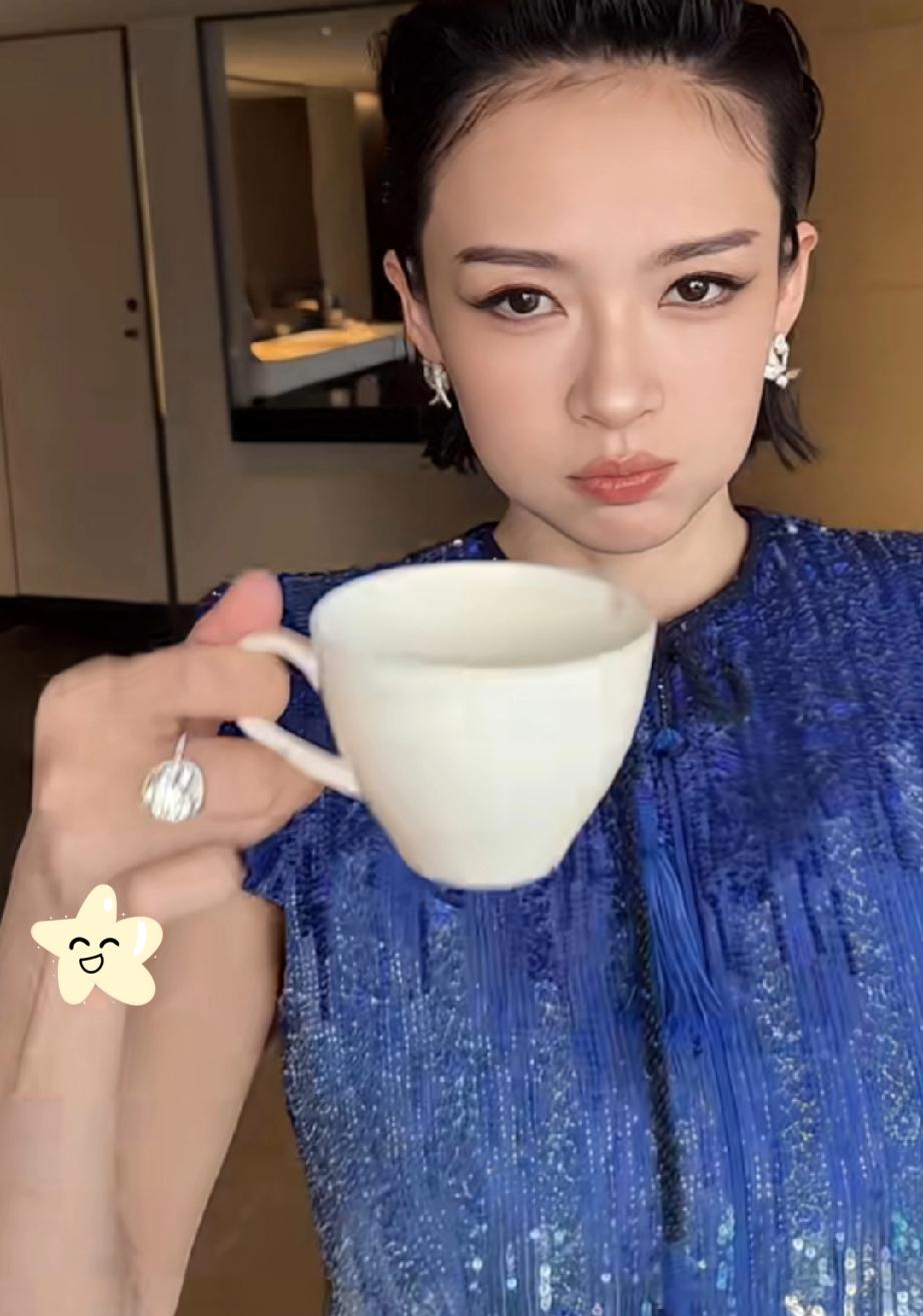 章子怡变化太大网友直呼认不出以前傲然又冷艳，现在变得俏皮可爱了，还会卖萌。状