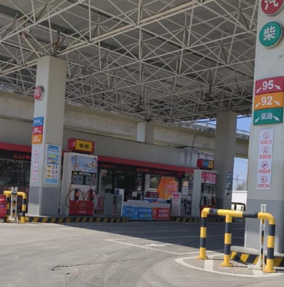 别看加油站员工风吹日晒的，工资也就三四千，但你发现没？那里的大姐大叔一干就是十几