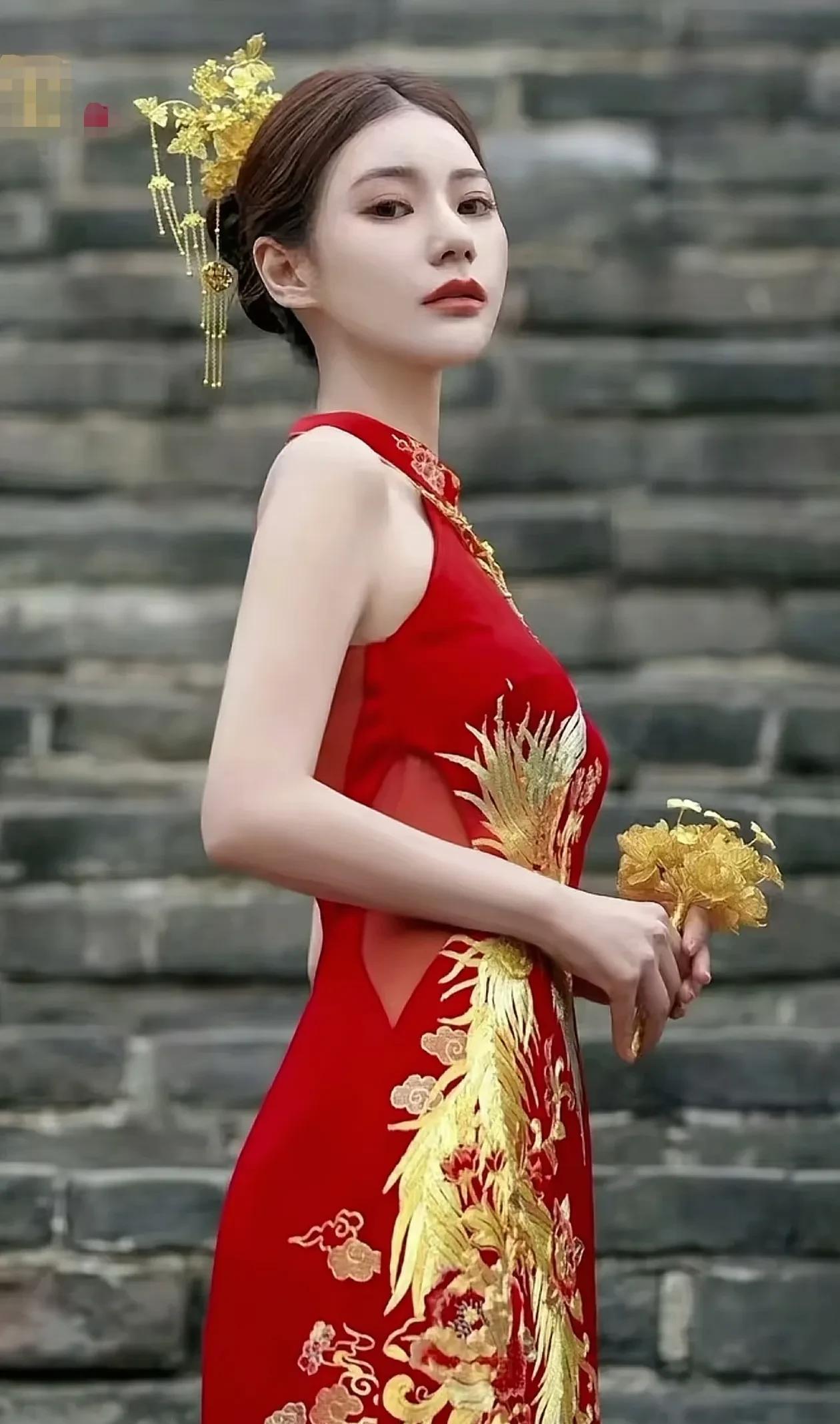 贫穷限制了我的想象，马筱梅的手捧花居然是黄金的，据说重达333.4克，象征着三生