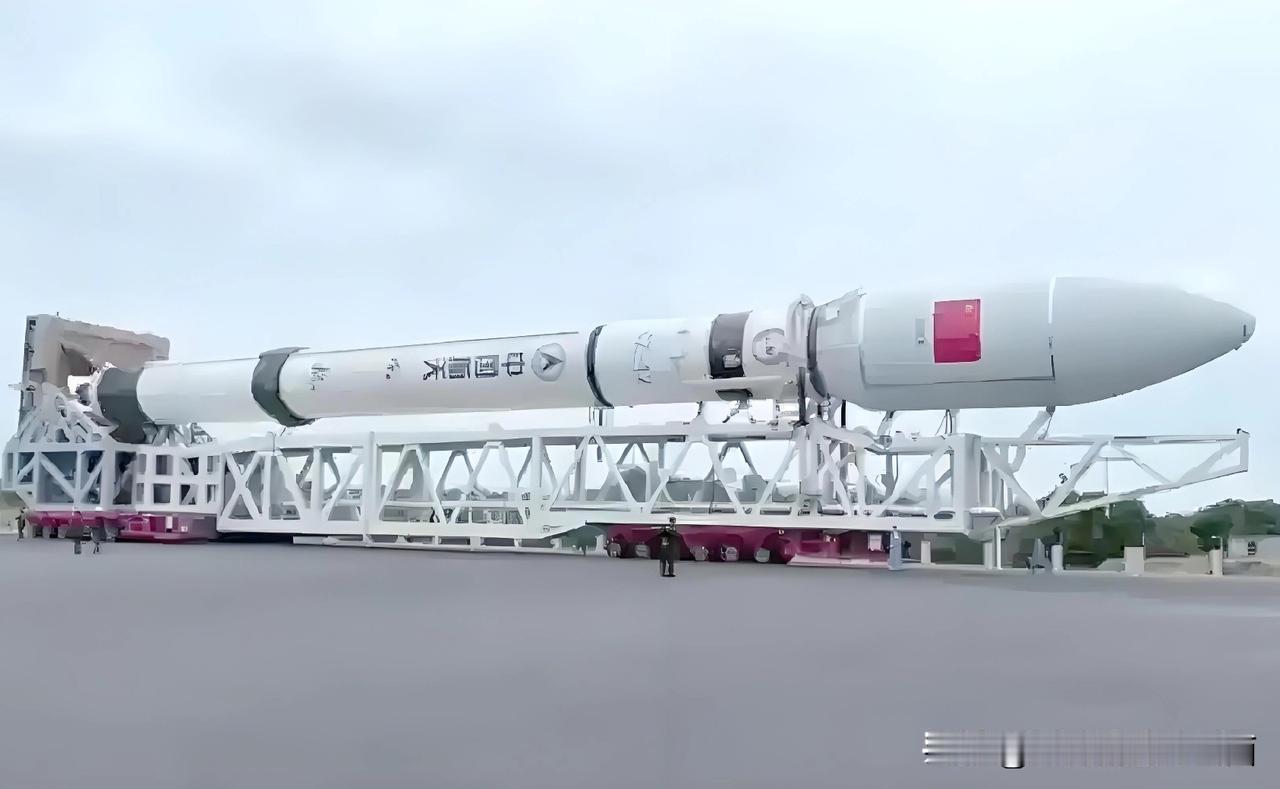 爆炸了！长征十二号甲一级火箭回收坠地爆炸，发射入轨成功了。据新浪航天12月23