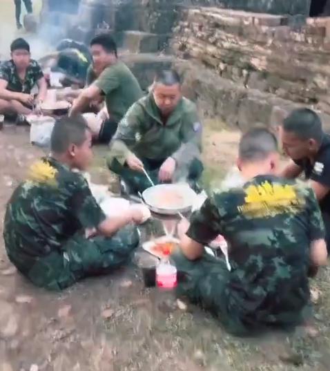 泰国军队吃火锅全部用筷子！以前总以为泰国人不会用筷子，喜欢用手抓饭吃，没想到