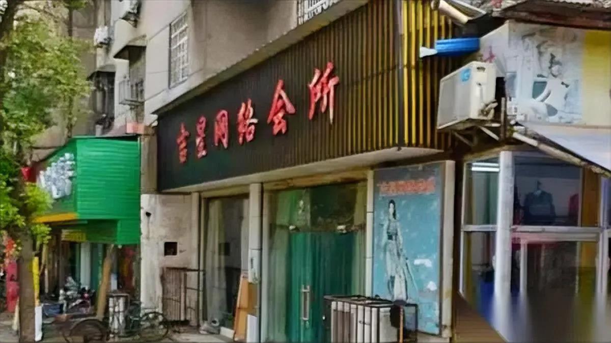 以为网吧早凉了？全国竟有10万家！它咋活的？现在的网吧早不是记忆里烟汗味