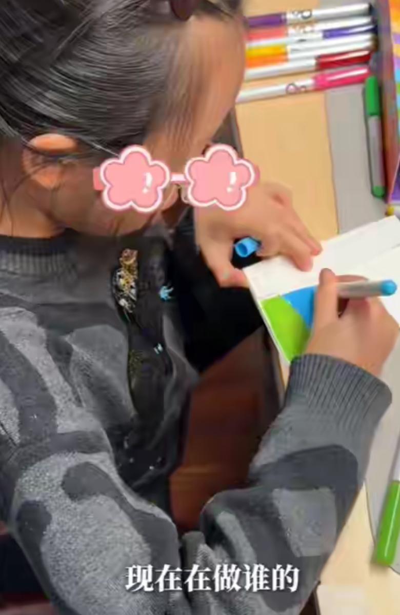 秦昊停工陪伊能静过圣诞，居家照曝光：裹蓝睡衣头发打绺，沙发前桌凌乱摆零食，尽显慵