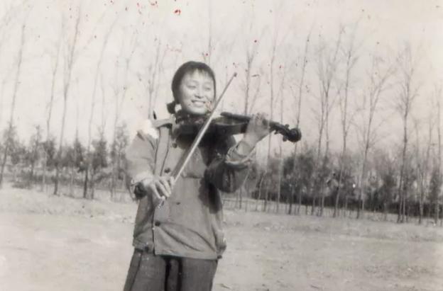 1976年，女知青李春梅抱着儿子回到北京，母亲张口就骂：“你竟然弄回一个孩子，脸