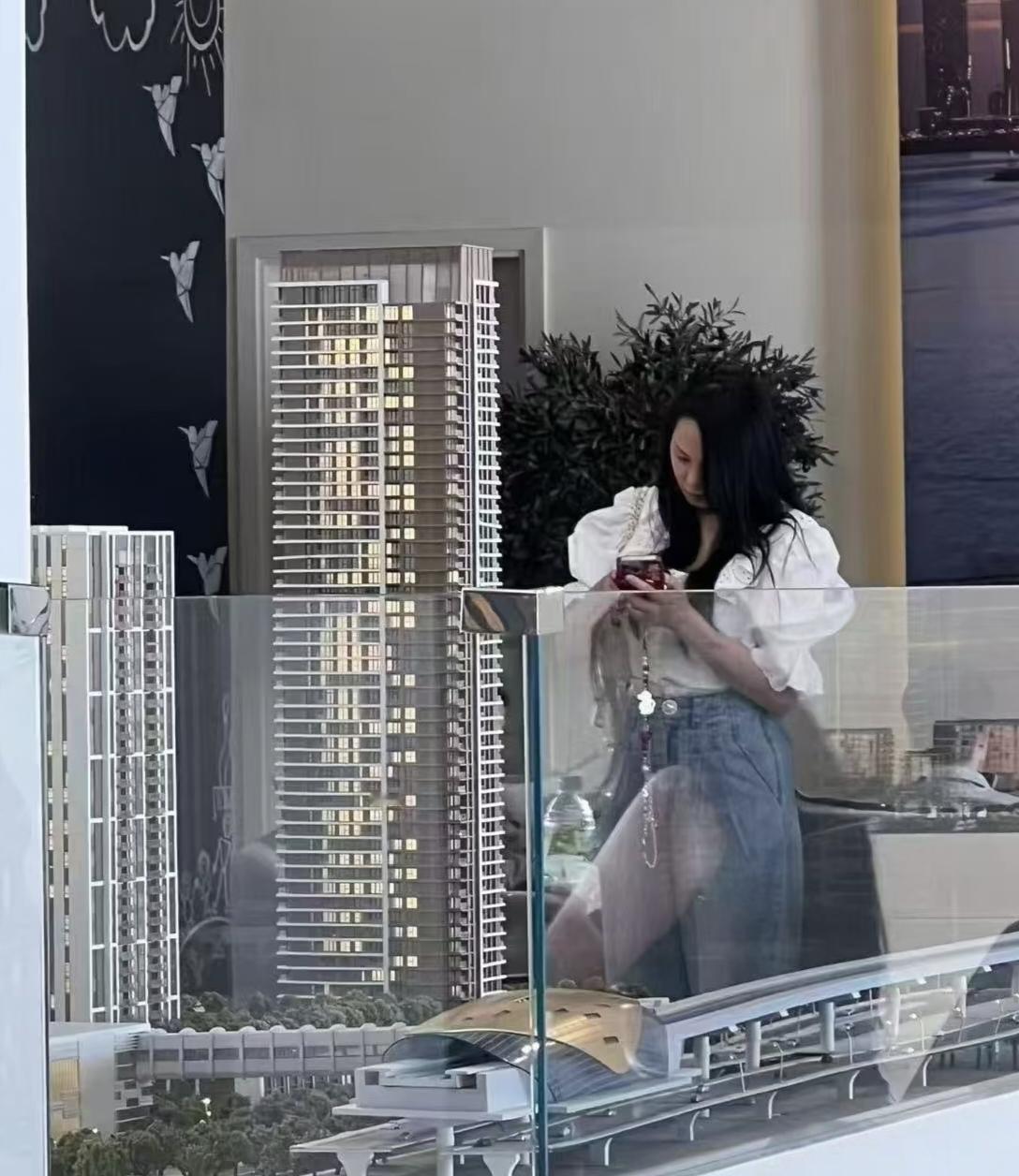 伊能静和秦昊现身迪拜售楼处，57岁的她穿着高腰牛仔裤，状态好到不像话。这哪里是