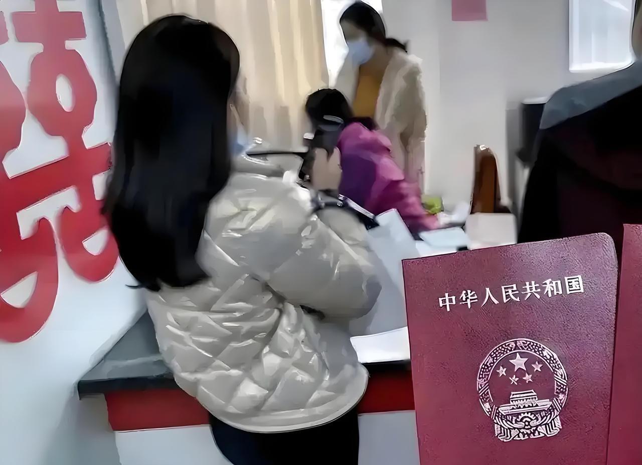 今年上半年，我身边有三对夫妻都离婚了，他们的共同点是：一、三对全是女方提出离婚
