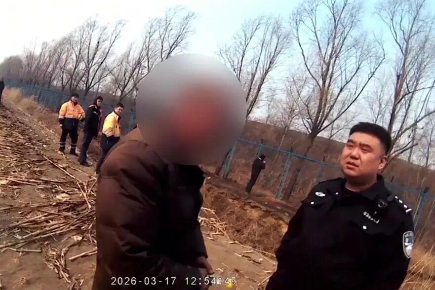 又到一年烧荒季，吉林农民违规烧荒惹大事，逼停11趟列车，涉事人已被刑拘。