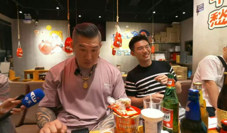 “馆长”来大陆直播，网上评论挺争议的，有人说他是“两面派”，说实话，大可不必，重