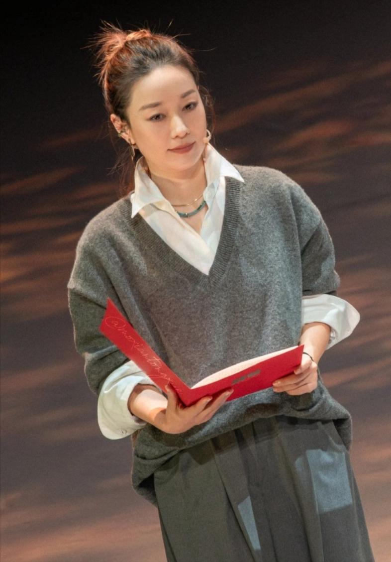 马伊琍终于换了新发型，竟让人眼前一亮！49岁状态还像30多岁的，美的更突出了~