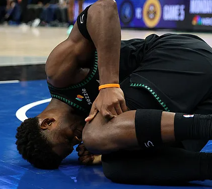 物理治疗博士JeffMueller更推，谈到了森林狼球员安东尼-爱德华兹的左膝