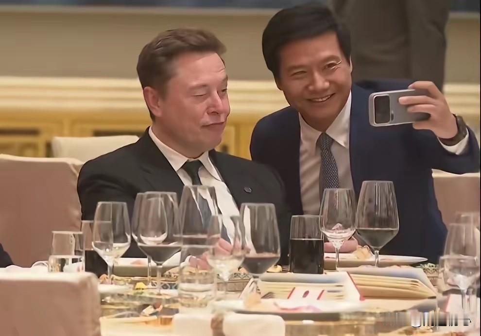 马斯克好像不怎么热情呢！马斯克坐在那儿，雷总走过去弯腰和他打招呼，马斯克并没有站