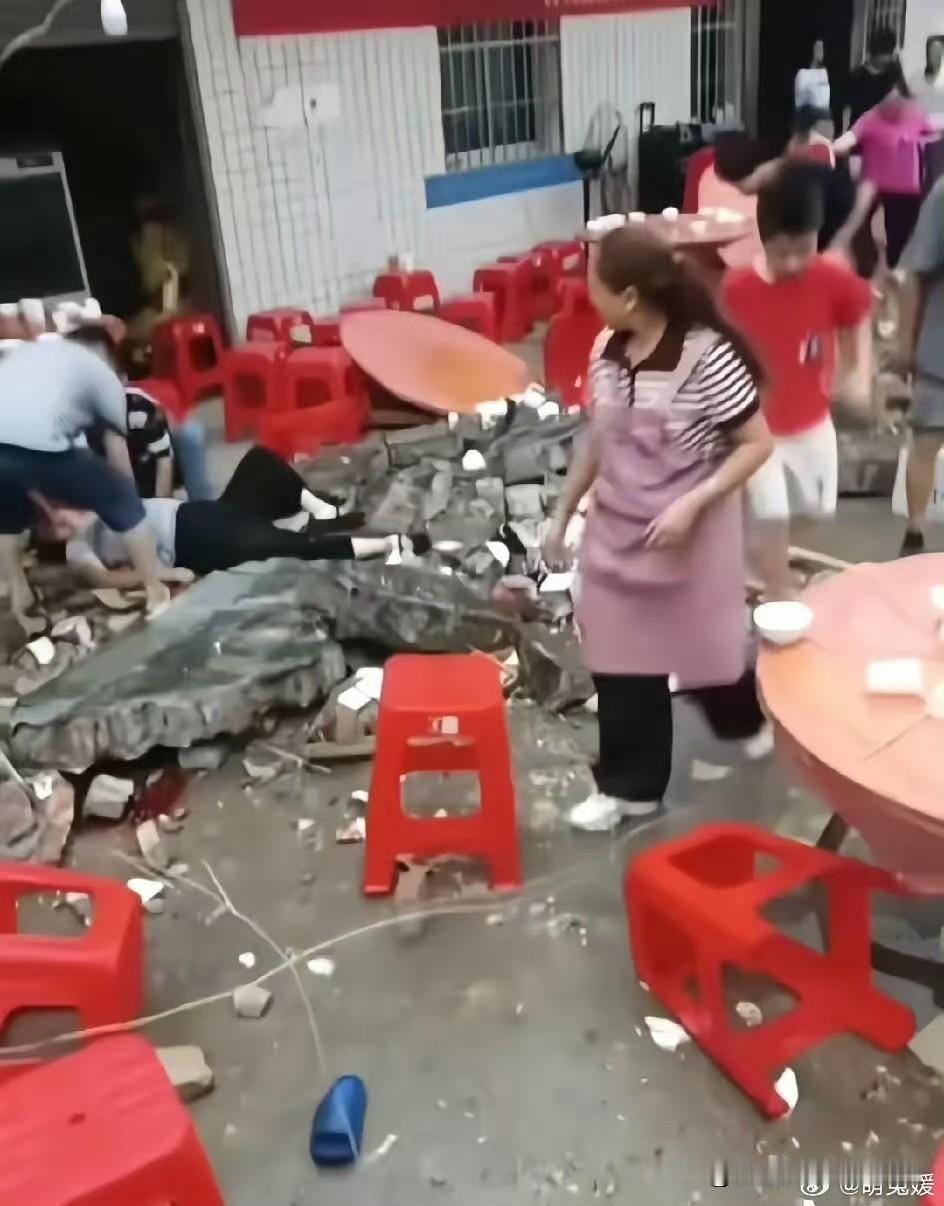 四川那场升学宴雨棚坍塌事故，我看完监控，后背凉了半宿。不是吓的，是后怕。