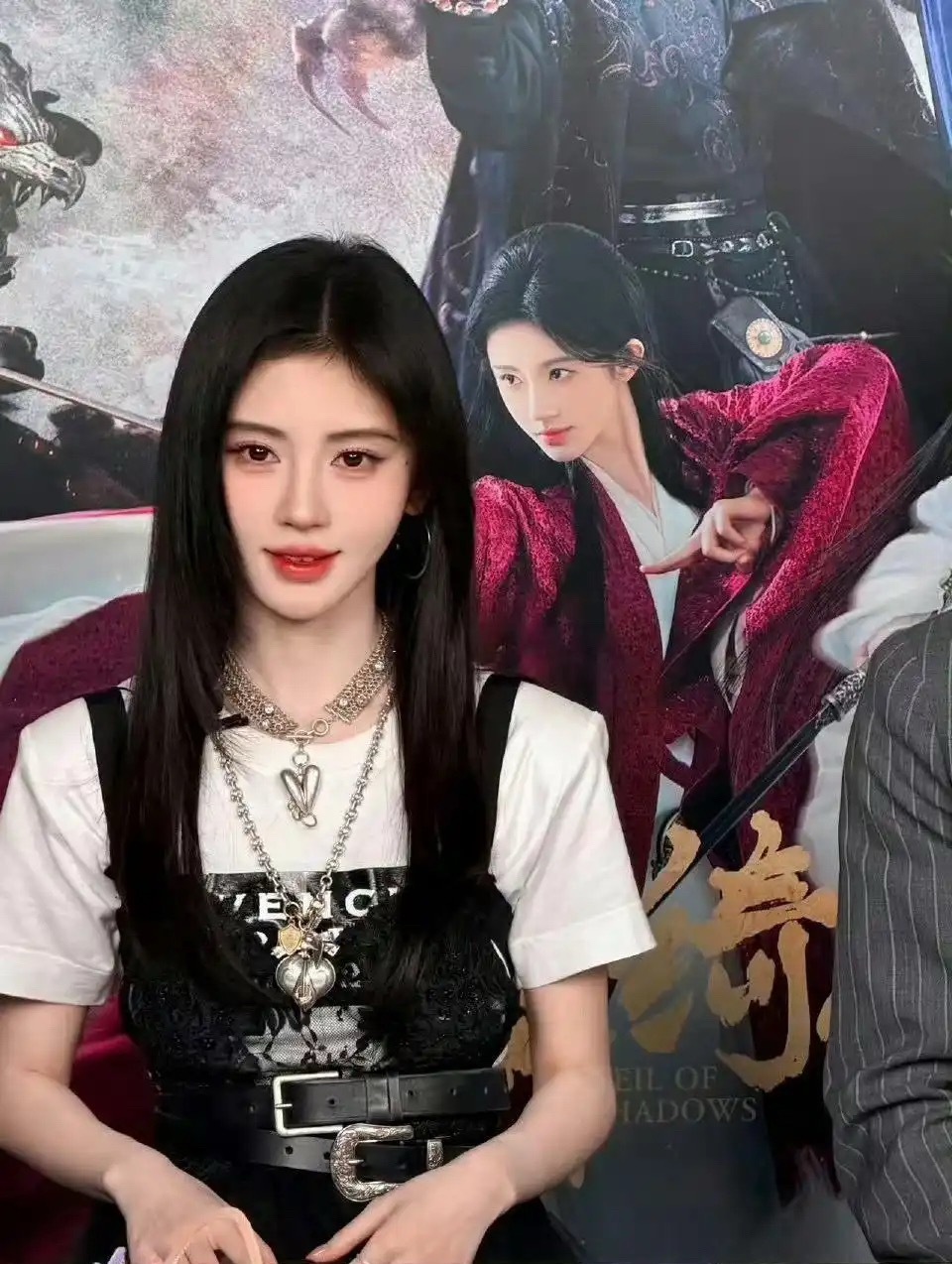 鞠婧祎生图曝光，无修状态五官精致气质灵动。颜值抗打