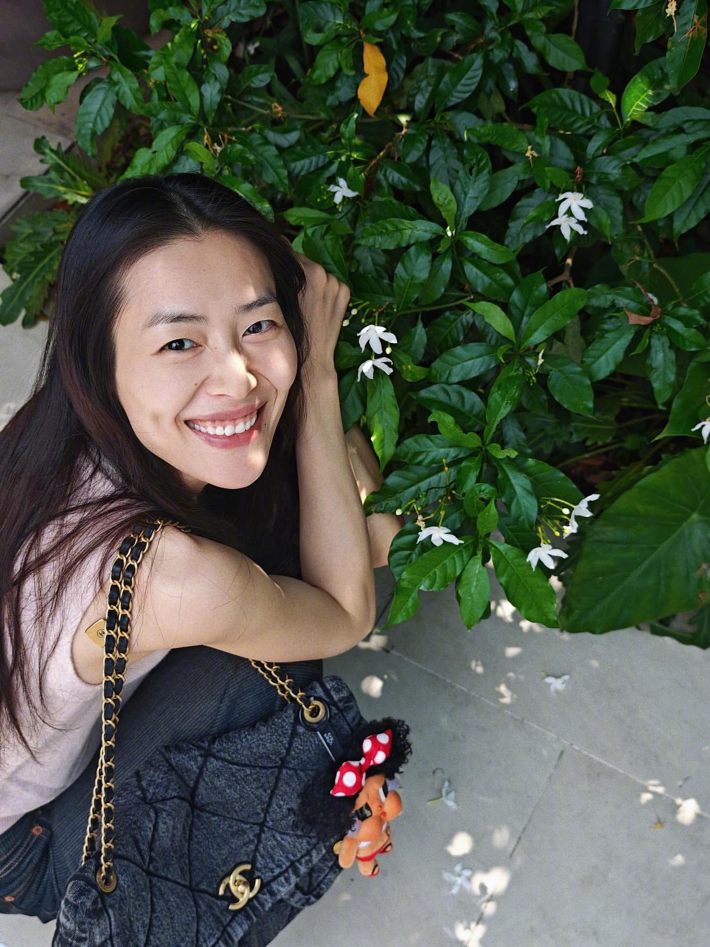 刘雯抵达新加坡，将亮相明天的CHANEL2026早春度假系列新加坡时装秀。?