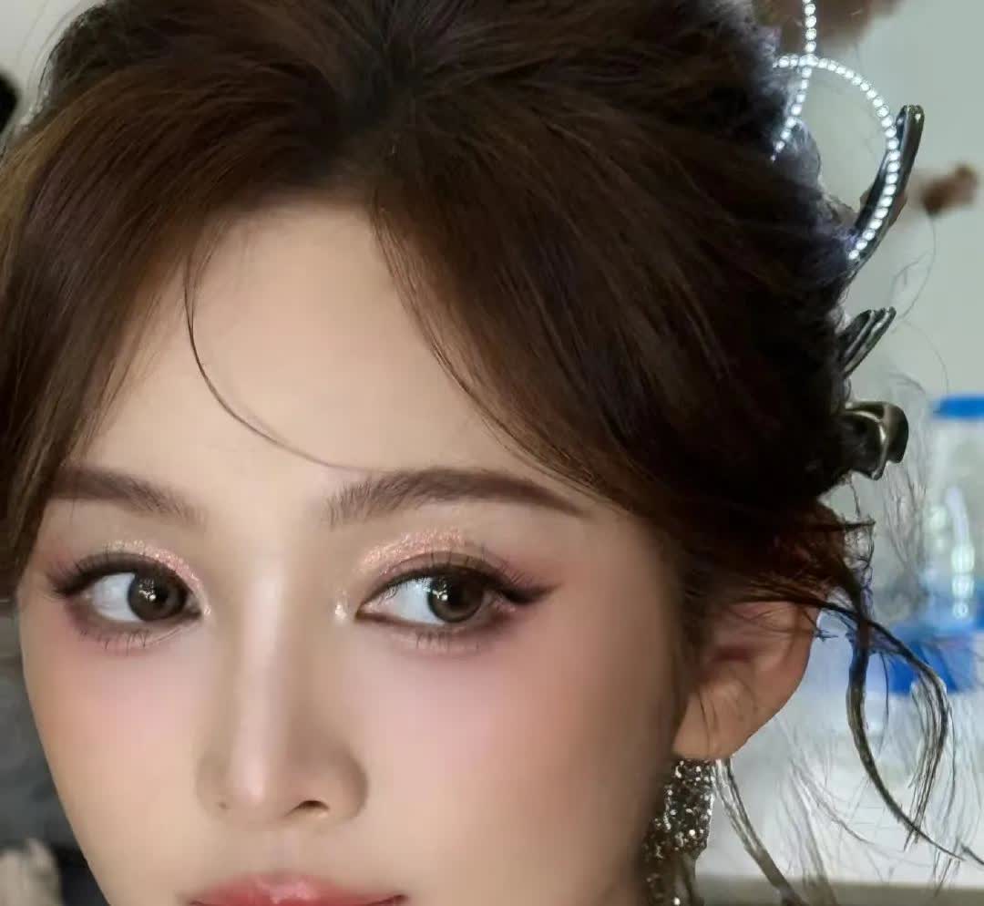 终于弄明白了，为什么四公舞台一拍到吴宣仪就要切远景，不是因为她不美，而是因为