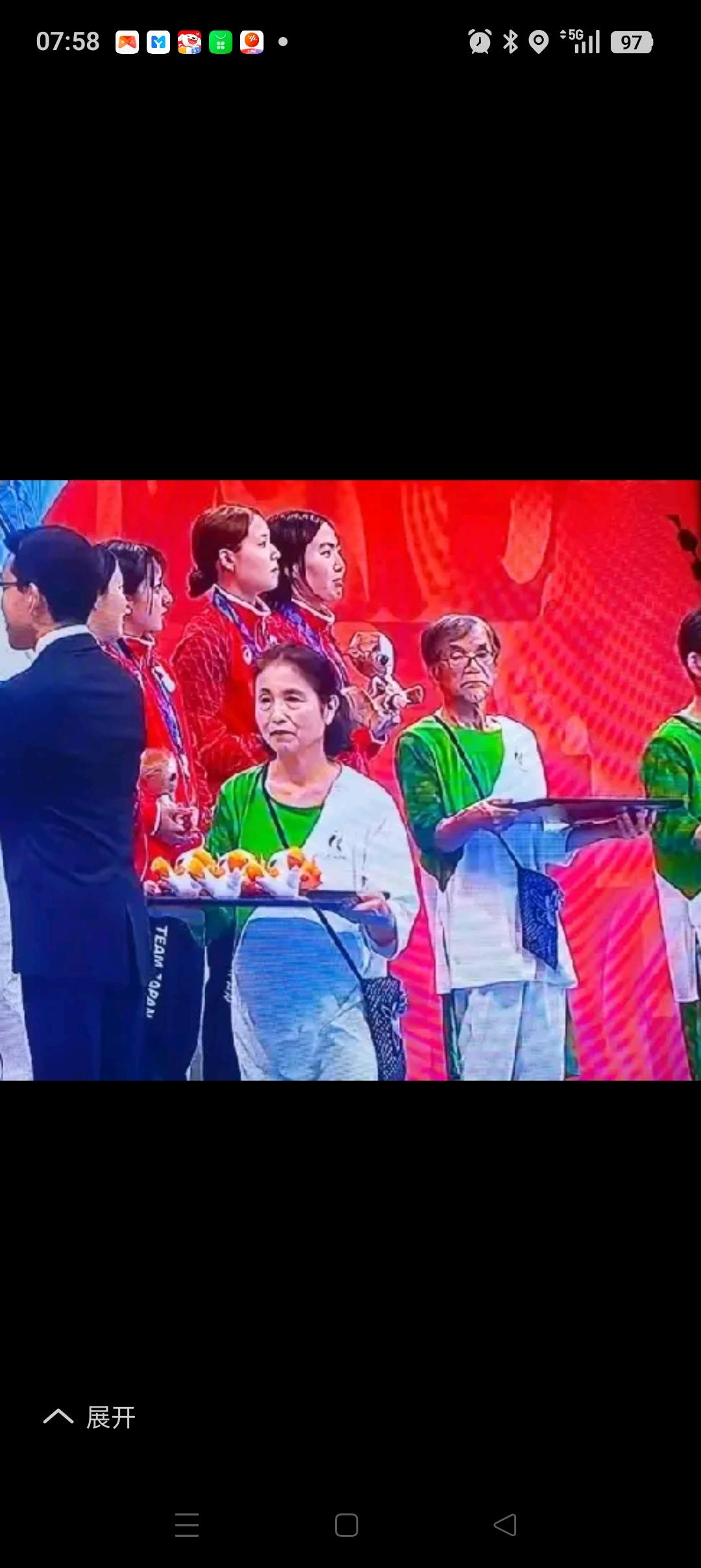 日本亚运会颁奖礼仪，我发现了一个有意思的细节！那就是组委会把礼仪小姐姐换成了