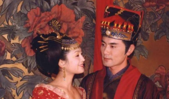 公元698年，太平公主在一个夜晚宠幸了四名男子。到了第二天清早，丫鬟们低着头去整