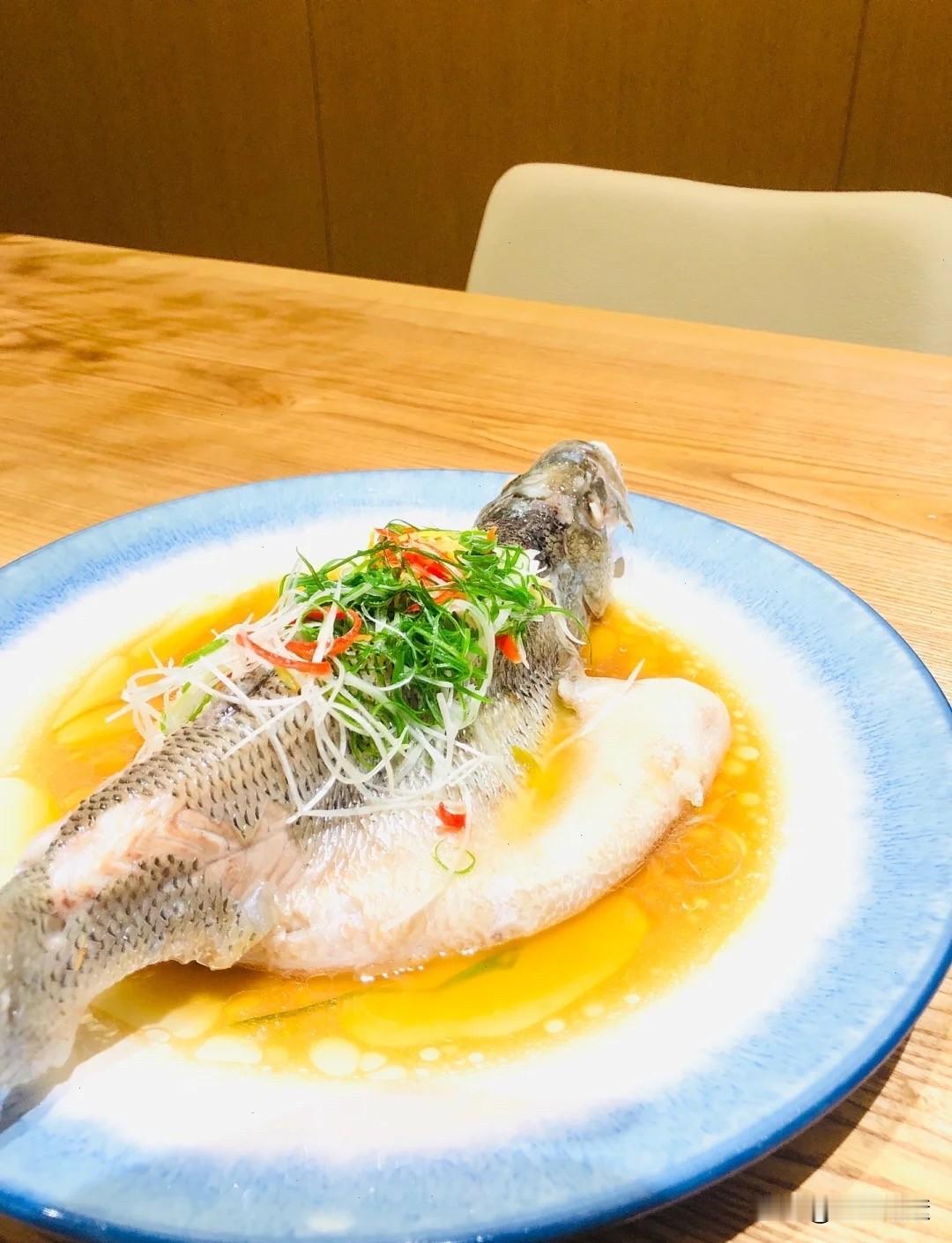 今年儿子结婚，今年的年夜饭不能回老家吃了，近40年来，第一次自己操作年夜饭，四个