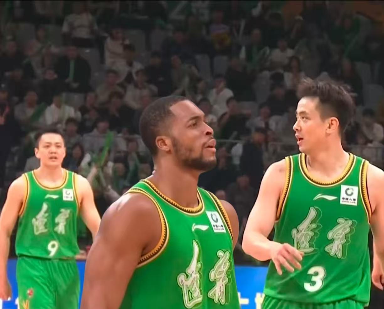 辽宁队下一个赛季一定要有留住莱迪啊！莱迪虽然身高不足，但他打球是真的够拼够强硬，