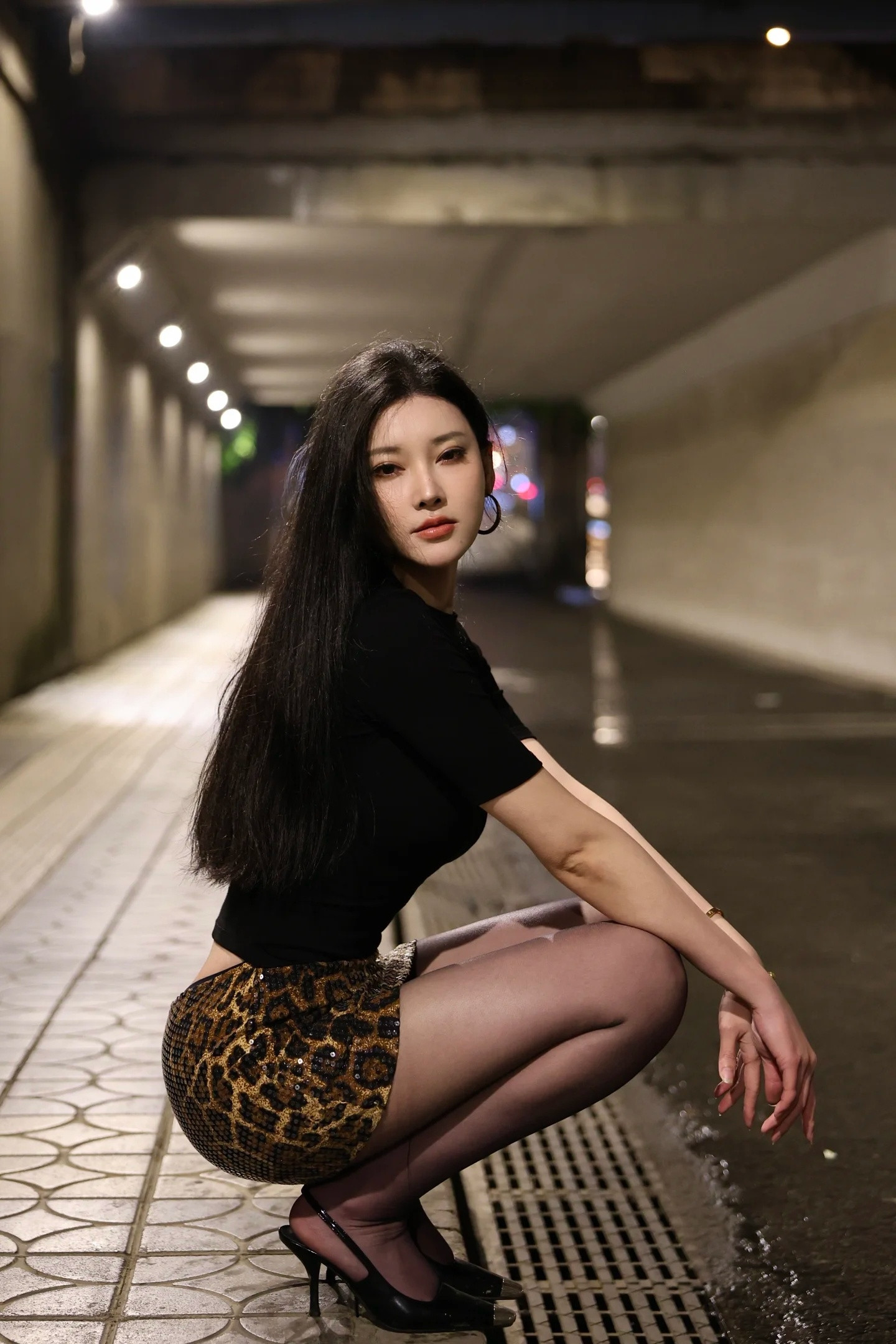 隧道+豹纹短裙+黑丝大长腿