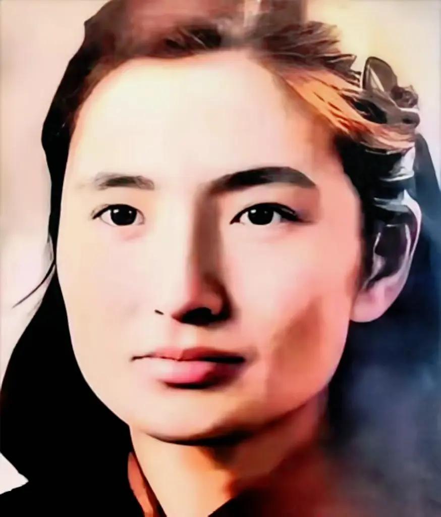 1943年，女特工邓静华炸毁日伪机关后，逃亡城外，不想日军穷追不舍，她被迫驾车过