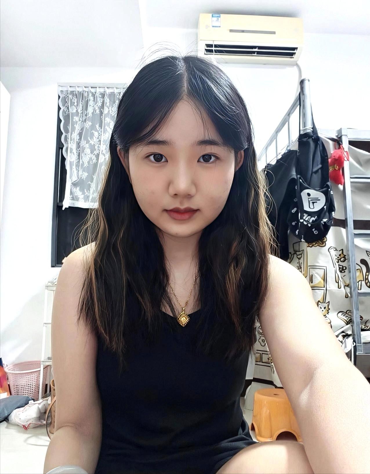 大三女生说，为了减轻父母的负担，同宿舍同学们都回家过中秋和国庆了，她为了省点来回