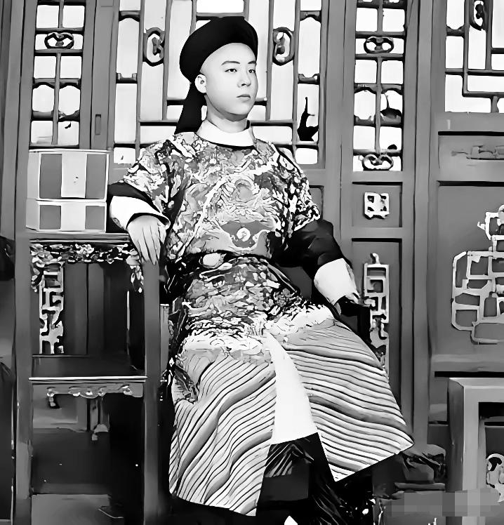 1908年，他志得意满，昂首端坐，满心觉得皇位逃不出自己的掌心，穿上皇服等着被宣
