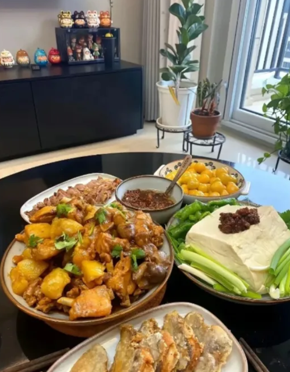 哪的菜系，大豆腐放点大酱直接吃！
