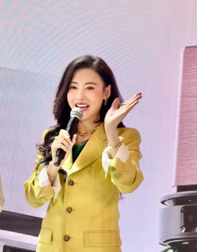 最近张柏芝在出席活动的时候搭配的非常靓丽，看上去年轻又迷人，还非常显年轻。张