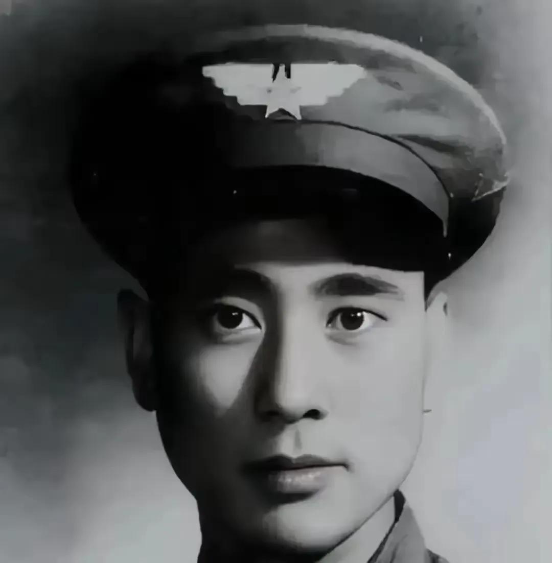 1949年2月，一架飞机在解放区坠落，当解放军赶到时，飞行员指着舱门说：“这里面