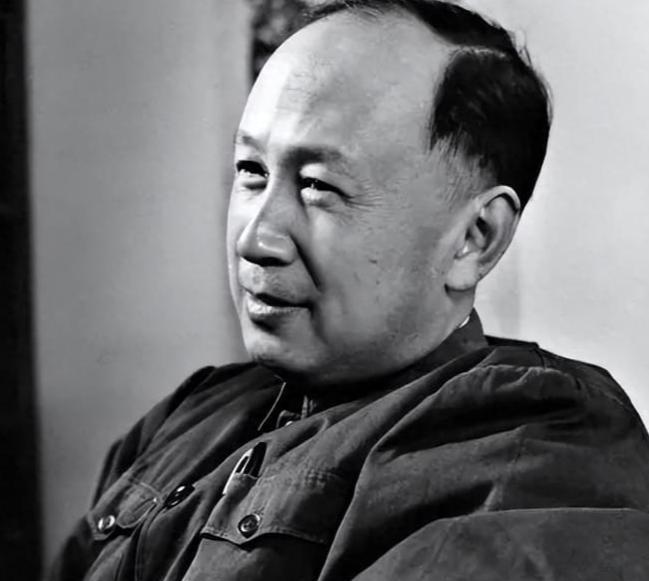 1964年冬夜，钱学森筷子尖悬在鸡肉上方半寸，突然厉喝：“别动！有苦杏仁味！”警
