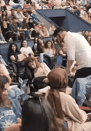 茫茫人海中他是咋发现她在睡觉？而且那么温柔以待？