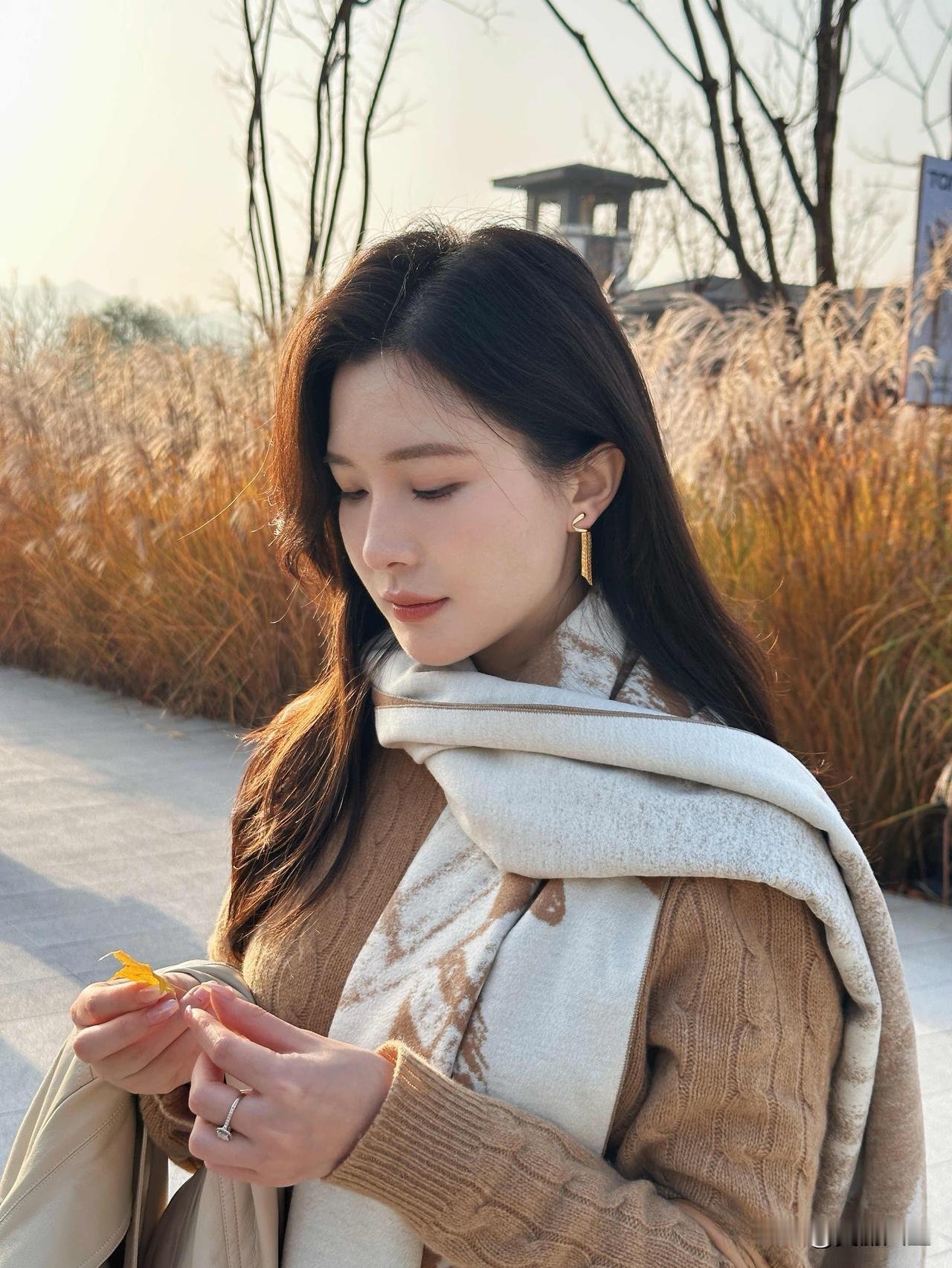 将尘嚣卸于半途，气喘吁吁的尽头，是山野奉上的一卷秋色：几树红枫，将倒影落入碧湖的