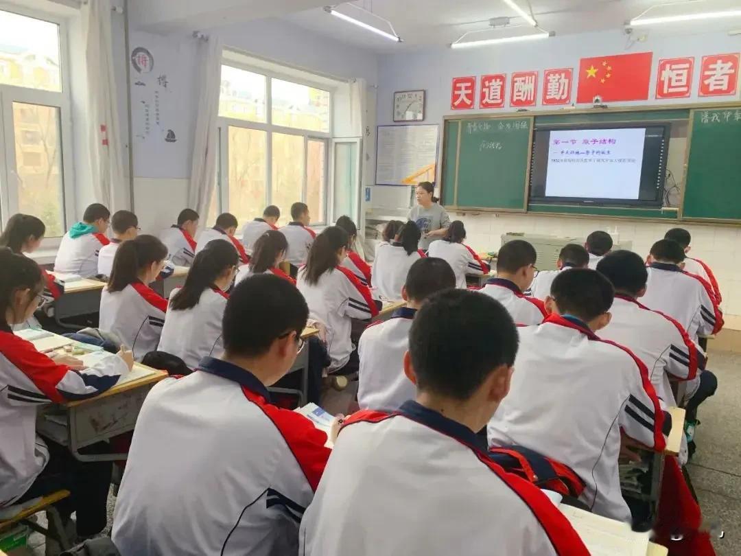 高中学校违规补课是明知故犯。近日黑龙江省宝清县第二高级中学家长举报，学校