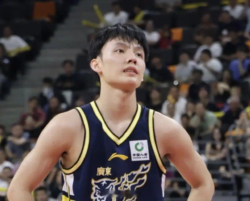 徐杰说我们肯定能打回主场CBA季后赛12进8的比赛正式打响，广东队主场76-93