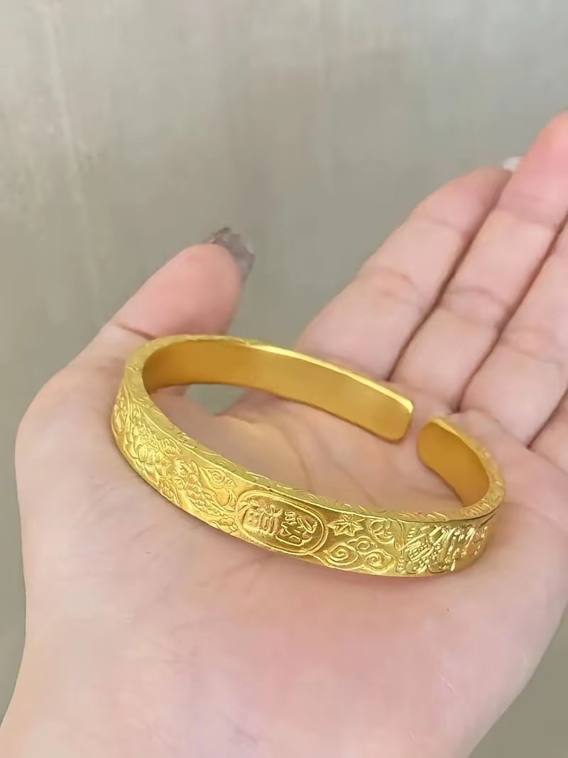 老公给媳妇买了个大金镯子，媳妇只戴了两天就不戴了，直接放进抽屉里锁了起来。老公问