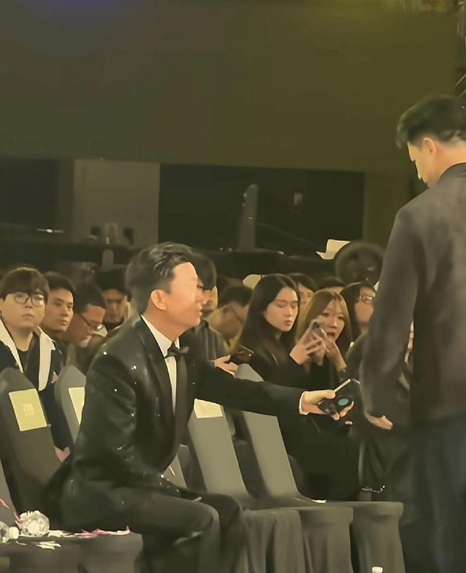 在金鸡奖后台，段奕宏做了件现在99%的人都不敢做的事。他把没设密码的手机，直接