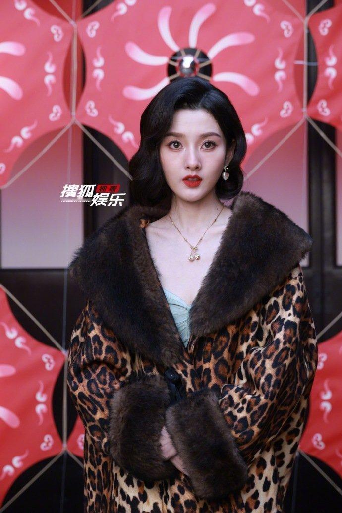 杨紫宋祖儿活动怼脸生图杨紫宋祖儿同场活动怼脸拍杨紫宋祖儿活动怼脸生图，杨紫宋祖